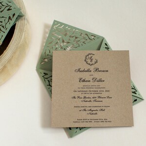 Peut inclure: Une invitation de mariage de couleur marron rustique avec un motif de feuilles vertes. L'invitation indique "Isabella Brown et Ethan Diller vous invitent avec joie &agrave; leur c&eacute;l&eacute;bration de mariage le samedi 12 octobre 2024 &agrave; 15h00. The Rose Garden, 1234 Blossom Lane, Nashville, Tennessee. D&icirc;ner, danse et c&eacute;l&eacute;bration &agrave; suivre au The Magnolia Hall, Nashville. Veuillez confirmer votre pr&eacute;sence avant le 30 septembre 2024. Isabella (123) 456-7890 Ethan (098) 765-4321"
