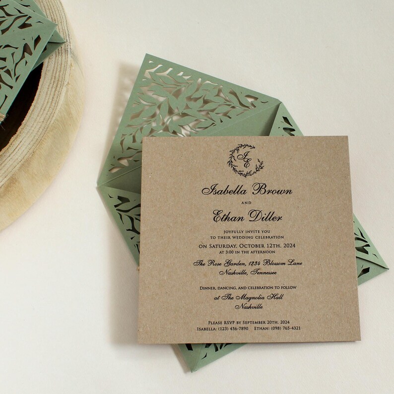 Peut inclure: Une invitation de mariage de couleur marron rustique avec un motif de feuilles vertes. L'invitation indique "Isabella Brown et Ethan Diller vous invitent avec joie &agrave; leur c&eacute;l&eacute;bration de mariage le samedi 12 octobre 2024 &agrave; 15h00. The Rose Garden, 1234 Blossom Lane, Nashville, Tennessee. D&icirc;ner, danse et c&eacute;l&eacute;bration &agrave; suivre au The Magnolia Hall, Nashville. Veuillez confirmer votre pr&eacute;sence avant le 30 septembre 2024. Isabella (123) 456-7890 Ethan (098) 765-4321"