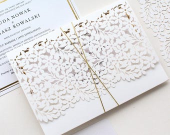 Convite de casamento de renda cortada a laser: elegante envelope branco