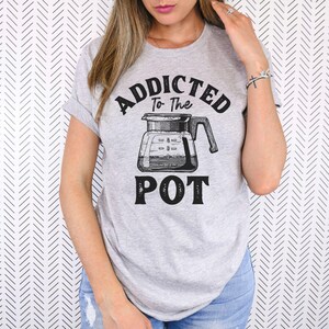 Addicted To The Pot Coffee T-Shirt: Humorous Espresso Design - Bella Canvas, Soft Cotton Blend, Unisex Crewneck Sweatshirt & Hoodie afbeelding 1