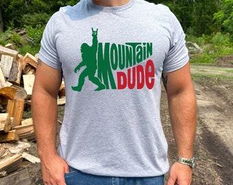 T-shirt graphique Mountain Dude Funny Bigfoot *COUPE UNISEXE*