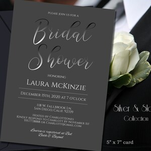 以下が含まれることがあります： シルバーとグレーのブライダルシャワーの招待状で、銀色の筆記体で「Bridal Shower」という文字が書かれています。招待状はローラ・マッキンジー宛てで、2020年12月15日午後7時に開催されます。招待状には住所、RSVP情報、ローラがベッドバスアンドビヨンドに登録していることが記載されています。招待状はシルバー＆スレートコレクションの一部で、5インチ×7インチです。