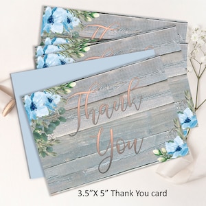 Può includere: Set di 3 biglietti di ringraziamento da 8,9 x 12,7 cm con sfondo in legno rustico, dettagli floreali blu e il testo "Grazie" in lettere dorate.