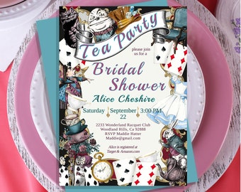 Op de afbeelding: Een turquoise blauwe uitnodigingskaart met een zwarte achtergrond met illustraties uit Alice in Wonderland. De tekst luidt "Tea Party" in een speels lettertype, gevolgd door "Sluit je aan bij ons voor een Bridal Shower" en "Alice Cheshire". De datum en tijd zijn aangegeven als "Zaterdag 22 september, 15:00 uur". De locatie is aangegeven als "2233 Wonderland Racquet Club, Woodland Hills, CA 92888". De RSVP-informatie is "RSVP Maddie Hatter, Maddie@gmail.com". Onderaan de kaart staat "Alice is geregistreerd bij Target & Amazon.com".