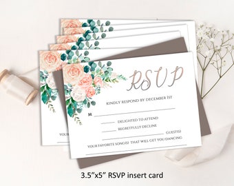 Może przedstawiać: Biała karta RSVP z kwiatowym wzorem z różowymi i białymi kwiatami oraz zielonymi liśćmi. Tekst "RSVP" jest napisany kursywą z różowo-białym gradientem. Karta zawiera sekcję, w której goście mogą zaznaczyć, czy wezmą udział w wydarzeniu, czy je odwołają, oraz miejsce na podanie swoich ulubionych piosenek. Karta ma wymiary 3,5 cala na 5 cali.