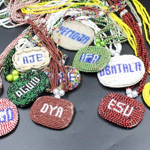 Orisa Medallion Beaded Ileke Halsband | Osun, Aje, Egbe, Ogun, Oya, Ifa, Sango, Esu, Obatala
