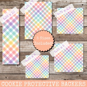 Puede incluir: Cinco protectores de galletas de gingham pastel en varios tamaños: 3.25 x 10 pulgadas, 5.25 x 7 pulgadas, 4.25 x 4 pulgadas, 5.25 x 5 pulgadas y 4.75 x 4.5 pulgadas.  "¡5 tamaños incluidos!" está escrito en un círculo rosa.