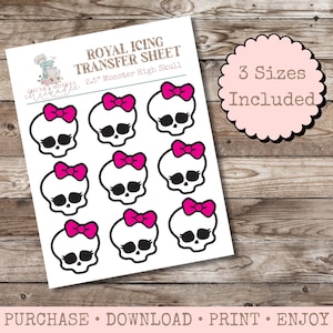 Puede incluir: Una hoja imprimible de imágenes de transferencia de glaseado real de calavera Monster High de 2,5 pulgadas. La hoja incluye nueve imágenes de calaveras blancas con lazos rosas y ojos negros. El texto "ROYAL ICING TRANSFER SHEET" y "2.5" Monster High Skull" está en la parte superior de la hoja. El texto "3 Sizes Included" está en un círculo rosa con un borde negro.
