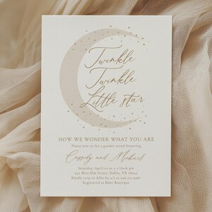Pode incluir: Um cartão de convite retangular com um gráfico de lua crescente bege e pequenas estrelas. O texto diz: Twinkle Twinkle Little Star, HOW WE WONDER WHAT YOU ARE, Please join us for a gender reveal honoring Cassidy and Michael, Saturday, April 20 at 2 o'clock pm, 452 West Elm Street, Dallas, TX 76543, Kindly rsvp to Allie by 4/1 at 456.123.4567, Registered at Baby Boutique.