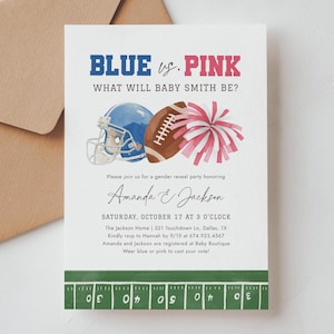 Puede incluir: Una invitación a una fiesta de revelación de género con temática de fútbol. La invitación presenta un casco de fútbol azul, un balón de fútbol marrón y un pompón rosa. El texto dice "BLUE vs. PINK" y "WHAT WILL BABY SMITH BE?"