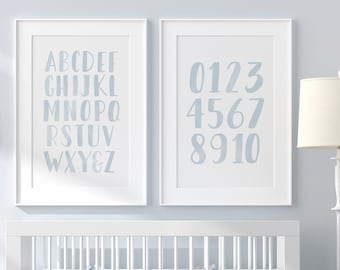 Hellblaues Alphabet und Zahlen 2er-Set Drucke, druckbare Lernwandkunst, Kinderzimmer Dekoration, Kinderzimmer Dekor, DIGITALER DOWNLOAD