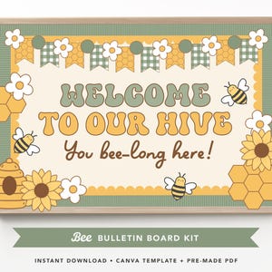 Peut inclure: Un kit de tableau d'affichage sur le thème des abeilles encadré avec le texte "WELCOME TO OUR HIVE You bee-long here!". Le design comprend des abeilles, des nids d'abeilles, des fleurs et une bannière. Le cadre est marron clair avec une bordure verte.