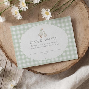 Puede incluir: Tarjeta de rifa de pañales con un patrón de cuadros vichy verde claro y blanco. La tarjeta presenta un óvalo festoneado con una ilustración de acuarela de una madre pato y su patito. El texto dice "DIAPER RAFFLE" y "Trae un paquete de pañales, de cualquier talla, para tener la oportunidad de ganar un premio especial."