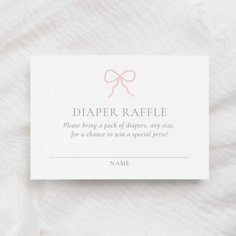 Może przedstawiać: Biała karta z r&oacute;żową ilustracją kokardy u g&oacute;ry. Tekst brzmi "DIAPER RAFFLE" i zaprasza do przyniesienia pieluch, aby wygrać nagrodę. Linia i słowo "NAME" znajdują się na dole, idealne na baby shower.
