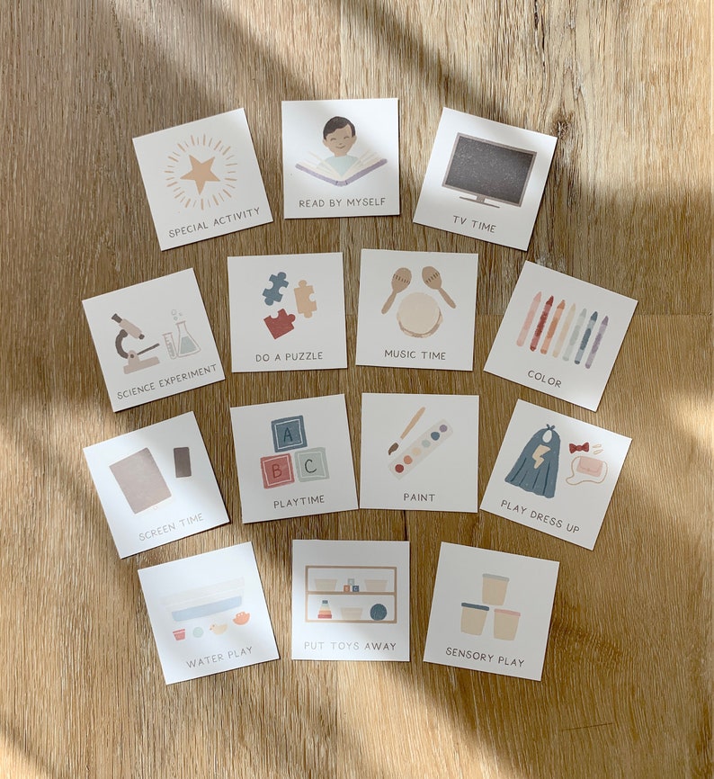 Pu&ograve; includere: Un set di 14 carte colorate con illustrazioni e testo che descrivono diverse attivit&agrave; per bambini. Le carte includono attivit&agrave; come "Attivit&agrave; speciale", "Leggere da solo", "Ora della televisione", "Esperimento scientifico", "Fare un puzzle", "Ora della musica", "Colore", "Tempo sullo schermo", "Tempo di gioco", "Dipingere", "Giocare a vestirsi", "Giocare con l'acqua", "Rimettere i giocattoli a posto" e "Gioco sensoriale".