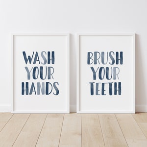 Waschen Sie Ihre Hände Putzen Sie Ihre Zähne Set 2 Drucke, DRUCKBARE Badezimmer Wandkunst, Marineblau Badezimmer Dekor, DIGITAL DOWNLOAD