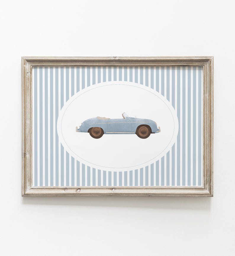 Pu&ograve; includere: Stampa incorniciata con un'illustrazione di un'auto cabriolet azzurra. L'auto &egrave; ambientata su un ovale bianco, con uno sfondo a strisce verticali blu e bianche. La cornice &egrave; di colore marrone chiaro.