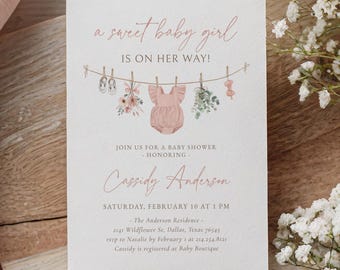 Plantilla de invitación para baby shower con ropa de bebé estilo boho, invitación editable para baby shower con flores silvestres, vestido rosa en tendedero, DESCARGA DIGITAL