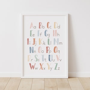 Puede incluir: Un gr&aacute;fico de alfabeto colorido con cada letra en un color pastel diferente. Las letras est&aacute;n dispuestas en dos filas, con las letras may&uacute;sculas en la parte superior y las letras min&uacute;sculas en la parte inferior.