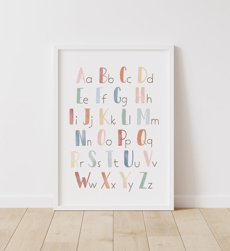Puede incluir: Un gr&aacute;fico de alfabeto colorido con cada letra en un color pastel diferente. Las letras est&aacute;n dispuestas en dos filas, con las letras may&uacute;sculas en la parte superior y las letras min&uacute;sculas en la parte inferior.
