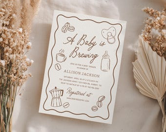 Plantilla de invitación para baby shower con un bebé preparando café, invitación imprimible con un caprichoso café con leche dibujado a mano.
