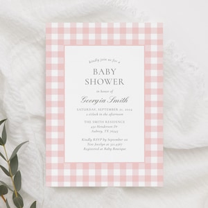 Puede incluir: Invitación a una baby shower con estampado vichy rosa y blanco con el texto "kindly join us for a BABY SHOWER in honor of Georgia Smith" y los detalles del evento.
