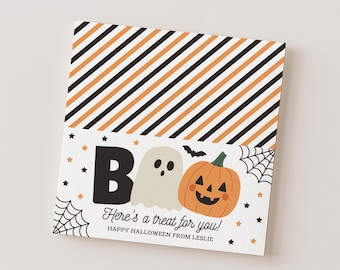 Op de afbeelding: Een vierkante Halloween-kaart met diagonale oranje, zwarte en witte strepen aan de bovenkant. Het onderste gedeelte toont een witte achtergrond met een zwarte letter B, een beige spook, een oranje pompoen, spinnenwebben en sterren. Tekst: BOO Here's a treat for you! HAPPY HALLOWEEN FROM LESLIE.