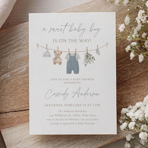 Op de afbeelding: Babyborrel uitnodiging met de tekst "a sweet baby boy is on the way!" en details voor Cassidy Andersons babyborrel. Het ontwerp bevat een waslijn met babykleding en een teddybeer.