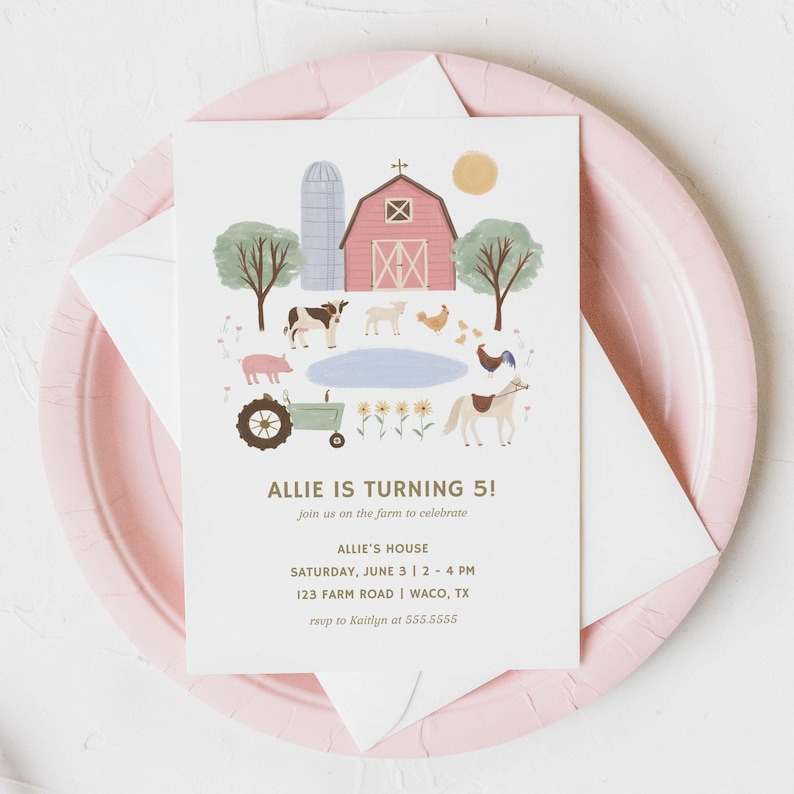 Op de afbeelding: Een boerderij-thema verjaardagsuitnodiging met een rode schuur, een tractor, een varken, een paard, een koe, een vijver en een zon. De tekst luidt "Allie wordt 5!" en bevat de feestdetails: Allie's House, zaterdag 3 juni, 14:00 - 16:00 uur, 123 Farm Road | Waco, TX, RSVP aan Kaitlyn op 555.5555.