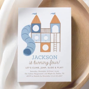 遊び場の誕生日招待状テンプレート、公園でのパーティーの屋外誕生日招待状、走ったりジャンプしたり滑り台で遊んだり、青い男の子の誕生日、デジタルダウンロード