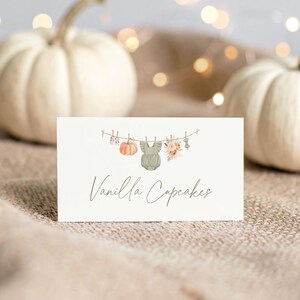 Herfst pompoen babyshower plaatskaartsjabloon, afdrukbare meisje babykleding babyshower tentkaart, bloemen herfst waslijn, digitale DOWNLOAD