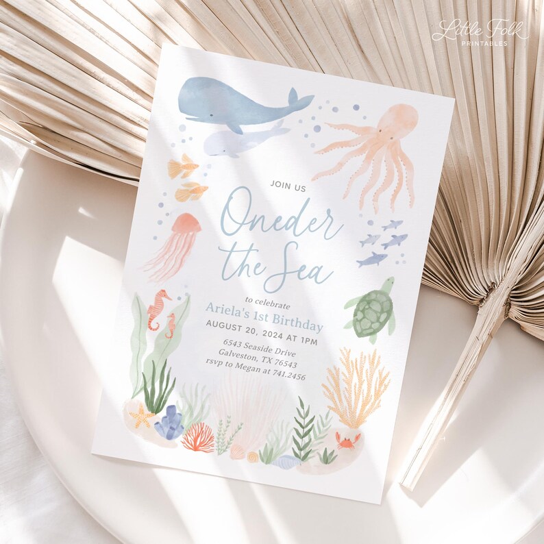 K&ouml;nnte beinhalten: Eine hellblaue und wei&szlig;e Einladung mit dem Text "Join Us Oneder the Sea" zur Feier des 1. Geburtstags von Ariela am 20. August 2024 um 13:00 Uhr. Die Einladung zeigt eine Aquarell-Illustration von Meerestieren, darunter ein Wal, ein Tintenfisch, eine Qualle, ein Seepferdchen, eine Schildkr&ouml;te und Fische.