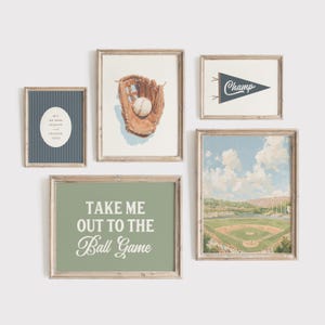 Op de afbeelding: Een verzameling ingelijste kunstprints met honkbalthema. Bevat een honkbalhandschoen met een bal, een wimpel met "Champ", een honkbalveld en een print met de tekst "Take Me Out to the Ball Game".
