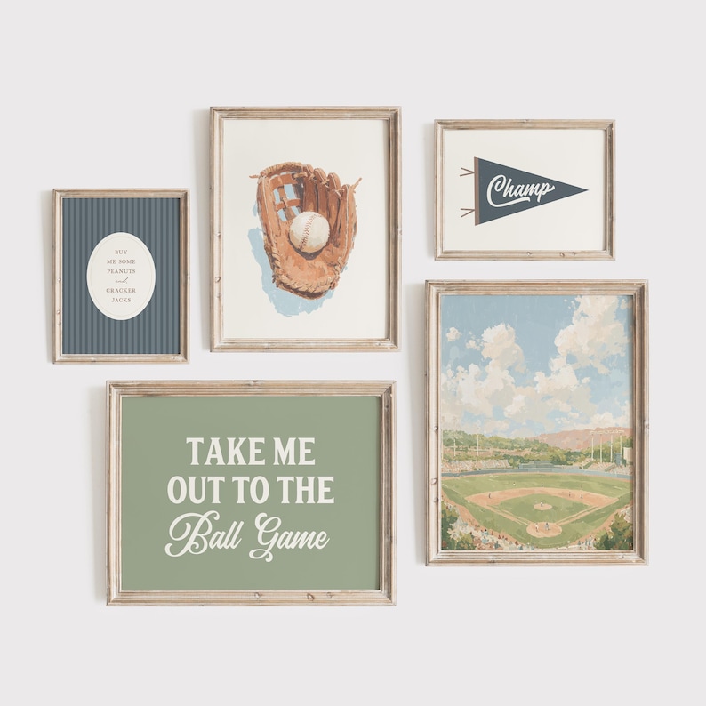 Op de afbeelding: Een verzameling ingelijste kunstprints met honkbalthema. Bevat een honkbalhandschoen met een bal, een wimpel met "Champ", een honkbalveld en een print met de tekst "Take Me Out to the Ball Game".