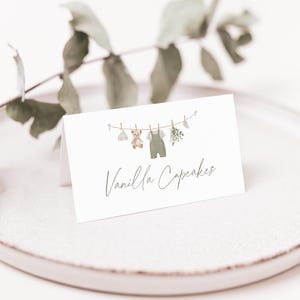Bearbeitbare Boho Babykleidung Babyparty Tischkartenvorlage, druckbare salbeigrüne Wäscheleine Junge Babypartyzeltkarte, DIGITALER DOWNLOAD