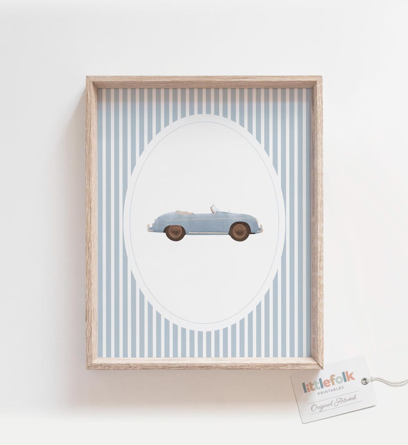 Pu&ograve; includere: Una stampa incorniciata con un'illustrazione di un'auto cabriolet azzurra all'interno di un ovale su uno sfondo a righe azzurro chiaro e medio. La cornice &egrave; di colore legno chiaro. La stampa &egrave; etichettata "littlefolk printables".