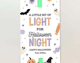 Op de afbeelding: Een rechthoekig wit label met de tekst A LITTLE BIT OF LIGHT FOR Halloween NIGHT HAPPY HALLOWEEN From Ashley. Het ontwerp bevat illustraties van een zwarte vleermuis, spoken, een pompoen, een heksenhoed, snoepjes en sterren in pastelkleuren.
