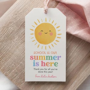 Die Schule ist aus, Der Sommer ist hier Lehrer Anerkennung Woche Vorlage, bearbeitbar Sonne Lehrer Geschenkanhänger Ende des Jahres Schule druckbar