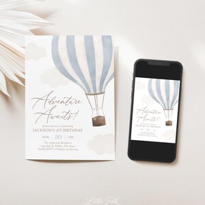 Puede incluir: Una tarjeta de invitaci&oacute;n imprimible con un globo aerost&aacute;tico azul y blanco a rayas con una cesta marr&oacute;n, rodeado de nubes blancas. El texto "Adventure Awaits!" est&aacute; escrito en cursiva. La invitaci&oacute;n es para una fiesta de primer cumplea&ntilde;os. El texto "Jackson's 1st Birthday" tambi&eacute;n est&aacute; incluido.