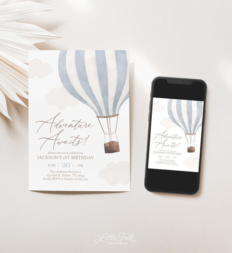 Puede incluir: Una tarjeta de invitaci&oacute;n imprimible con un globo aerost&aacute;tico azul y blanco a rayas con una cesta marr&oacute;n, rodeado de nubes blancas. El texto "Adventure Awaits!" est&aacute; escrito en cursiva. La invitaci&oacute;n es para una fiesta de primer cumplea&ntilde;os. El texto "Jackson's 1st Birthday" tambi&eacute;n est&aacute; incluido.