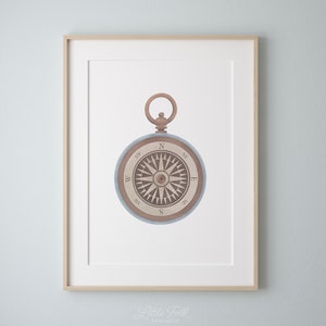 Peut inclure: Une boussole de style vintage avec un cadran en bois brun et un bo&icirc;tier en m&eacute;tal bleu. La boussole a une aiguille blanche pointant vers le nord et les points cardinaux sont &eacute;tiquet&eacute;s en noir.