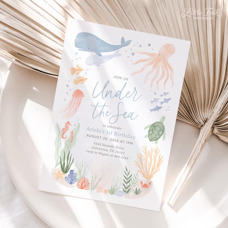 Puede incluir: Una invitaci&oacute;n azul claro con ilustraciones de acuarela de criaturas marinas, incluyendo una ballena, un pulpo, un caballito de mar y una tortuga. El texto dice "Join us Under the Sea to celebrate Ariela's 1st Birthday August 20, 2024 at 1 PM 6543 Seaside Drive Galveston, TX 76543 rsvp to Megan at 465.2243".