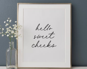 Regalo Simpatico Per Casa Quadro Decorativo Bagno Hello Sweet Cheeks - Stampa A4 Incorniciata, Divertente E Colorata Quadro Incorniciato A4 Bagno