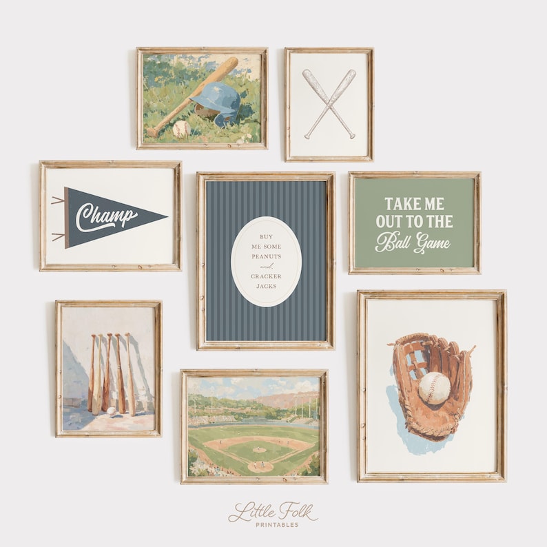 Op de afbeelding: Een verzameling ingelijste prints met honkbalthema. De prints tonen honkbalknuppels, een honkbalhandschoen met een bal, een honkbalveld en tekst met de tekst "Champ" en "Take me out to the Ball Game". De prints zijn in neutrale tinten.