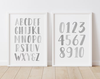 Graues Alphabet und Zahlen, 2er-Set Drucke, Kinderzimmer Dekor, ABC Poster, druckbare Lernwandkunst, DIGITALER DOWNLOAD