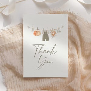 Carte de remerciement pour baby shower citrouille d'automne, vêtements de bébé garçon bohème plié modèle de carte de remerciement, téléchargement numérique