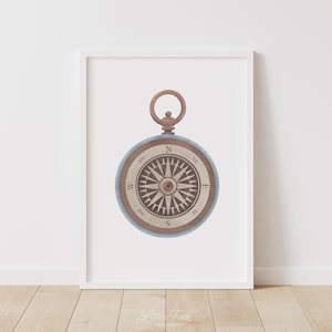 Peut inclure: Une boussole de style vintage avec un cadre en bois brun et un cadran bleu. La boussole a un motif en forme d'&eacute;toile au centre et est entour&eacute;e des points cardinaux&nbsp;: N, S, E, W, NE, NW, SE, SW.