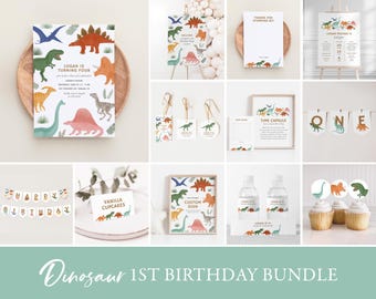 Puede incluir: Un paquete de imprimibles para una fiesta de cumpleaños de primer año con temática de dinosaurios con una variedad de artículos que incluyen invitaciones, adornos para cupcakes, un letrero de cápsula del tiempo, una pancarta y etiquetas para botellas de agua. Los colores son verde, azul, naranja y marrón.