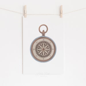 Peut inclure: Une boussole de style vintage avec un cadran bleu et un bo&icirc;tier en m&eacute;tal brun. La boussole a un design traditionnel avec une rose des vents et des marques pour le nord, le sud, l'est et l'ouest.