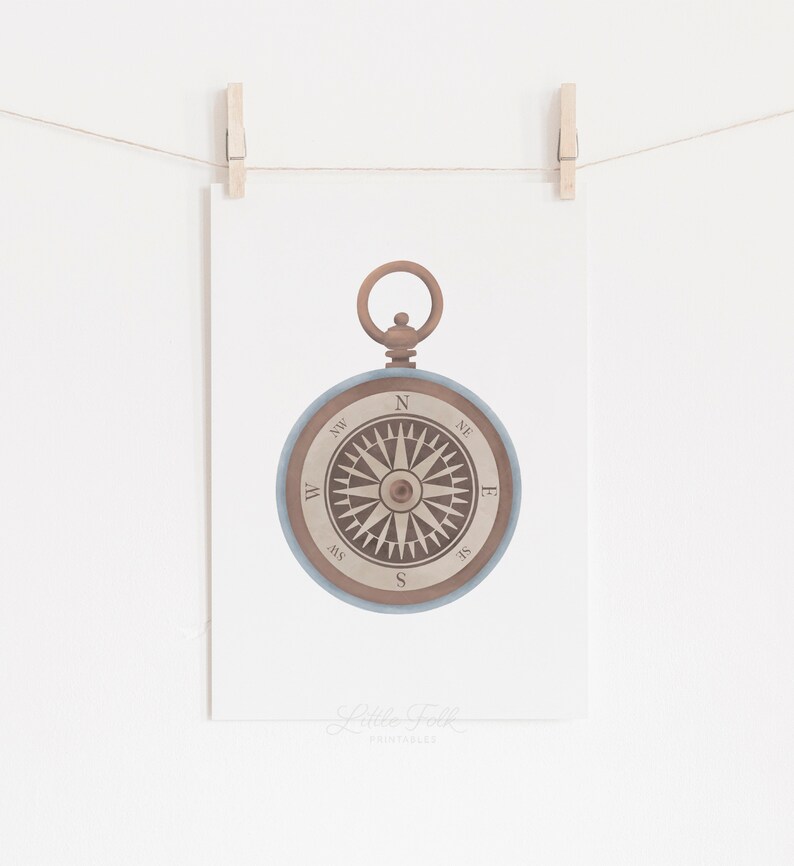 Peut inclure: Une boussole de style vintage avec un cadran bleu et un bo&icirc;tier en m&eacute;tal brun. La boussole a un design traditionnel avec une rose des vents et des marques pour le nord, le sud, l'est et l'ouest.